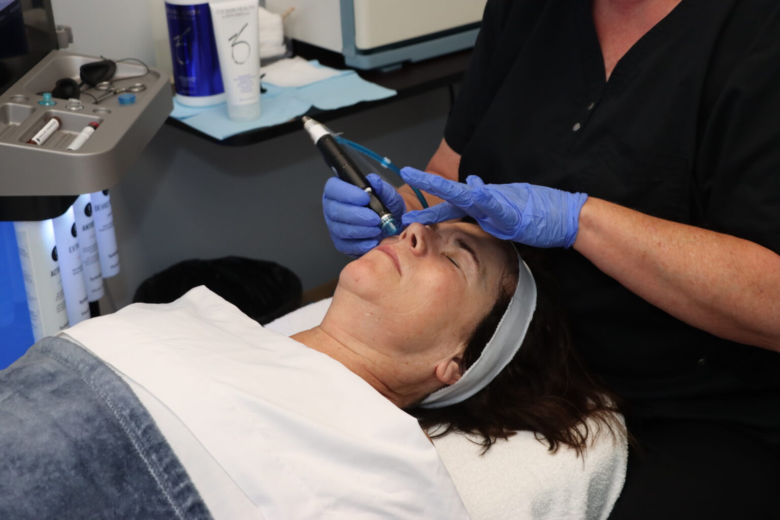Patient receiving a Hydrafacial